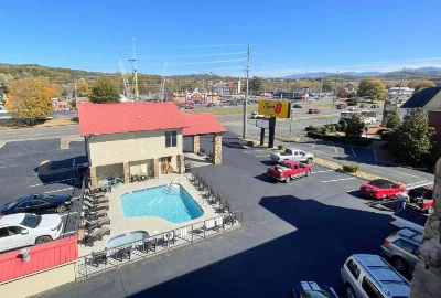 Super 8 by Wyndham Pigeon Forge Downtown: Your Gateway to Comfort